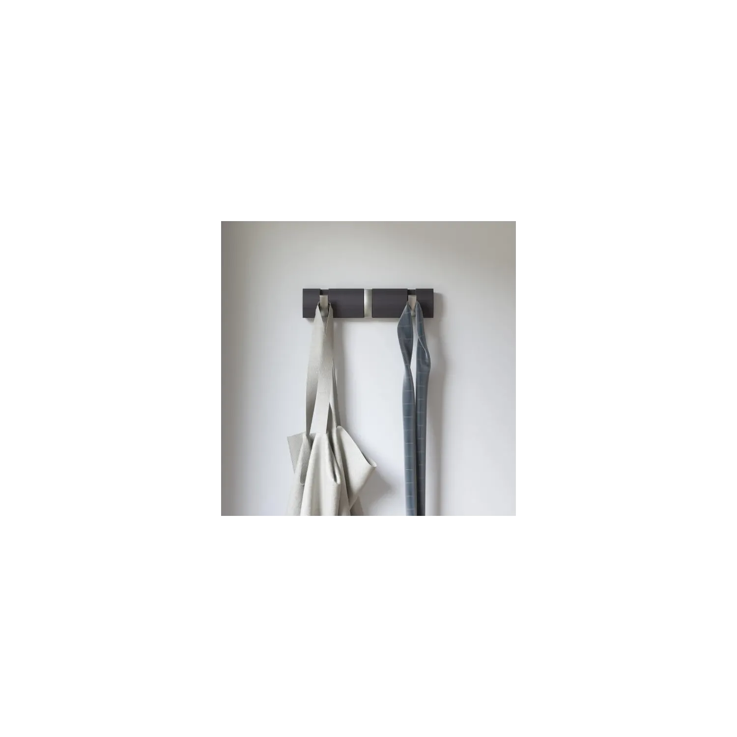 Cuier cu 3 carlige rabatabile Umbra Flip gri