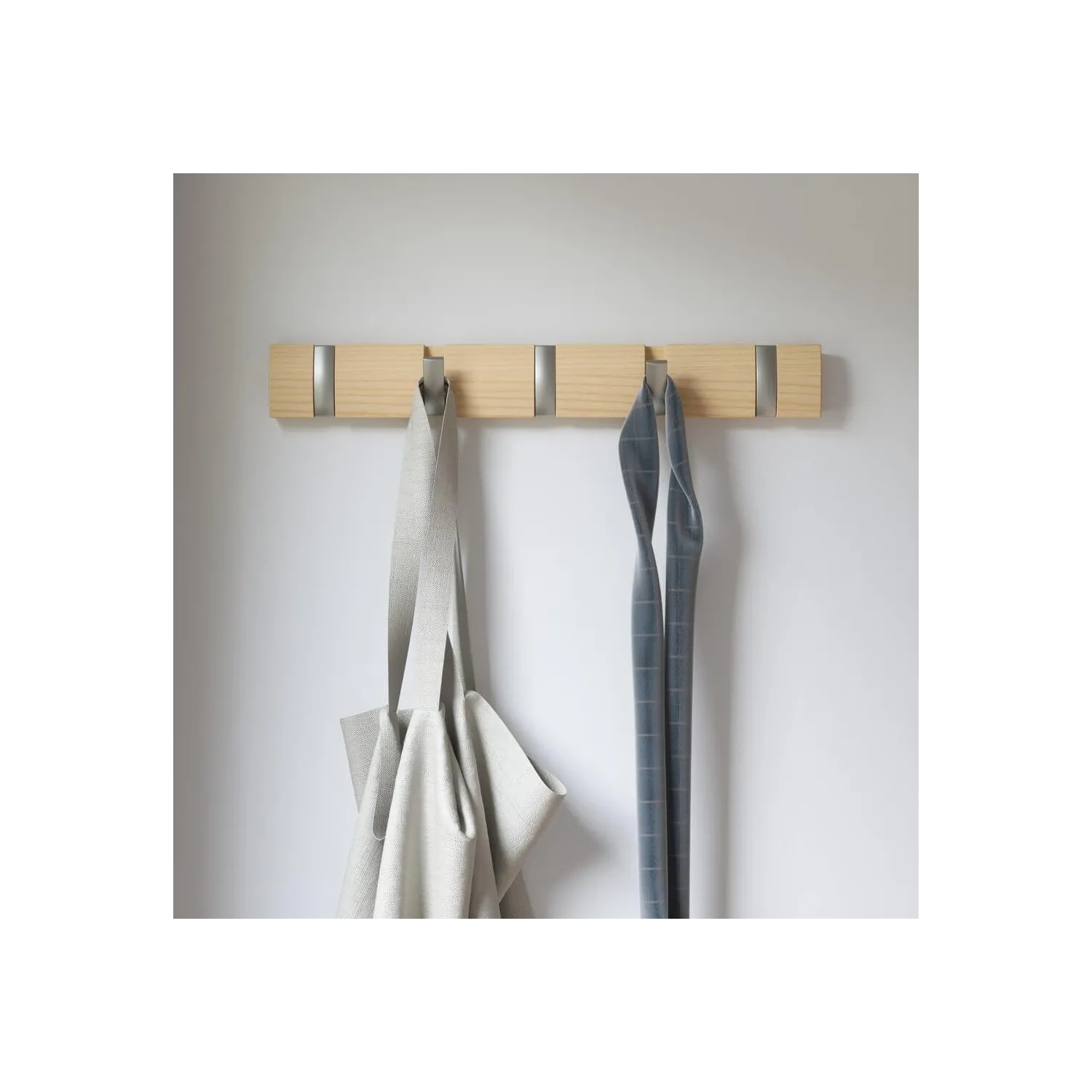 Cuier cu 5 carlige rabatabile Umbra Flip natural