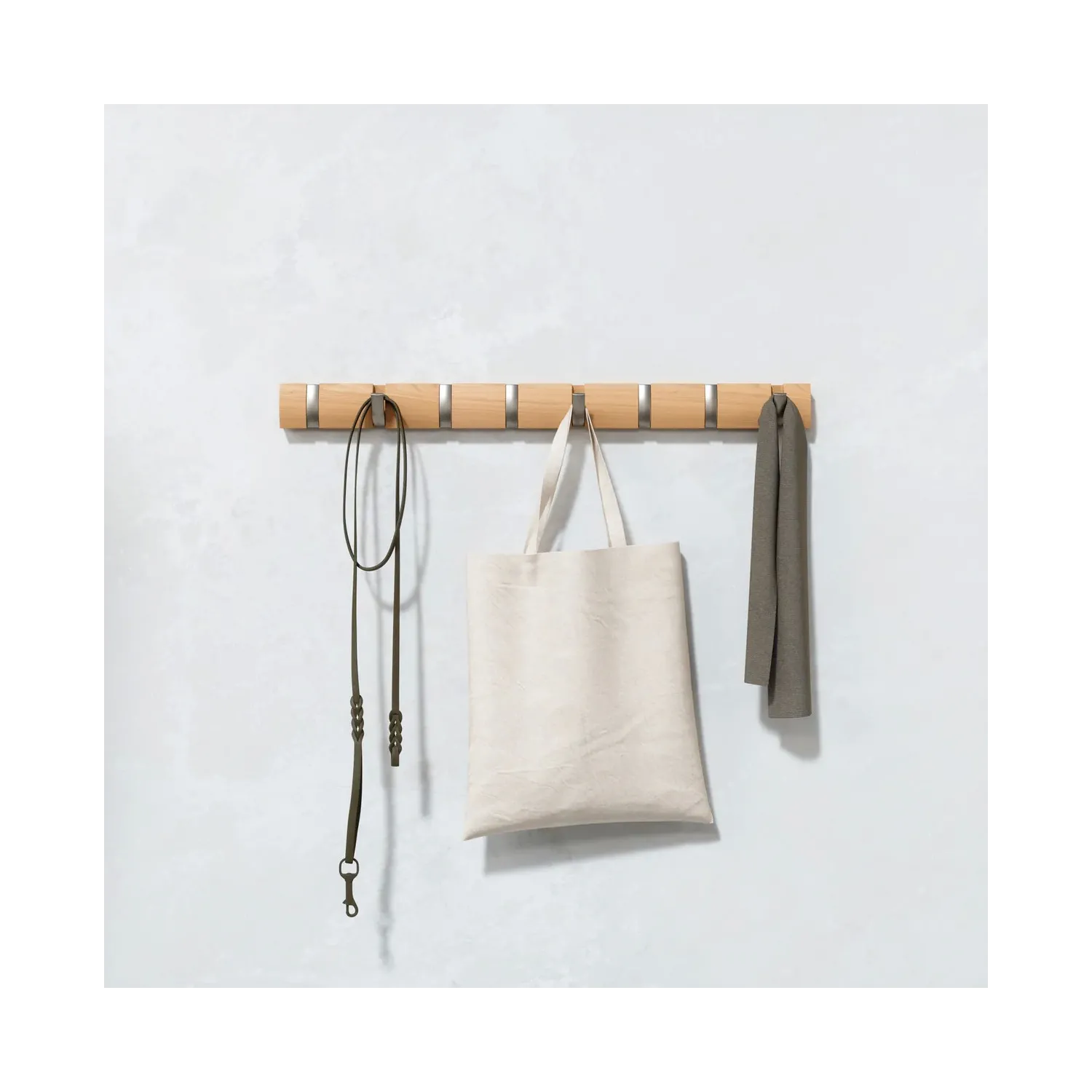 Cuier cu 8 carlige rabatabile Umbra Flip natural