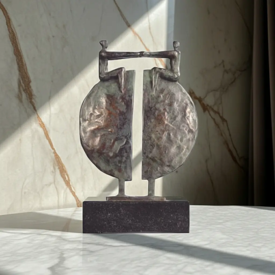 Statueta bronz "Oamenii sunt totul"