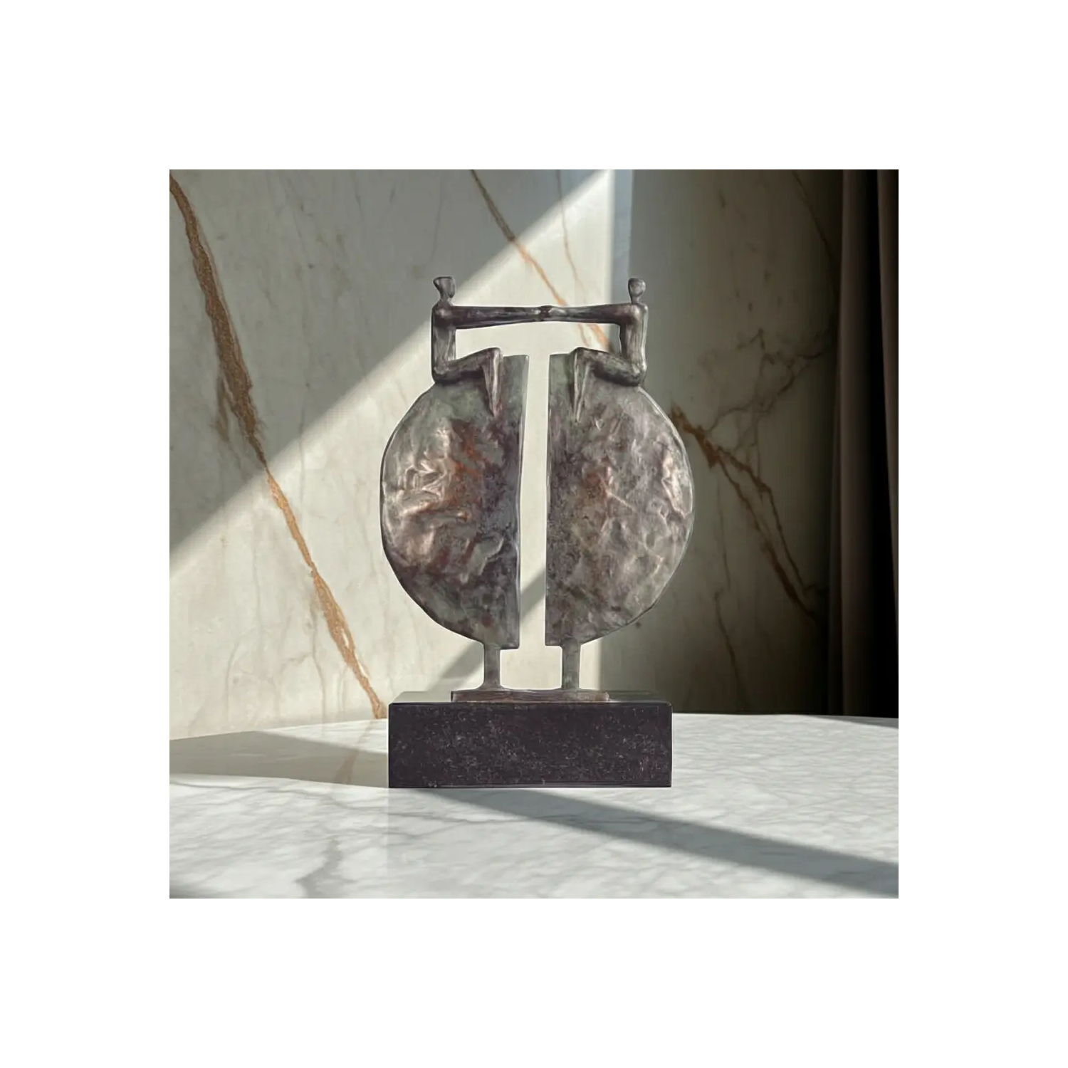 Statueta bronz "Oamenii sunt totul"