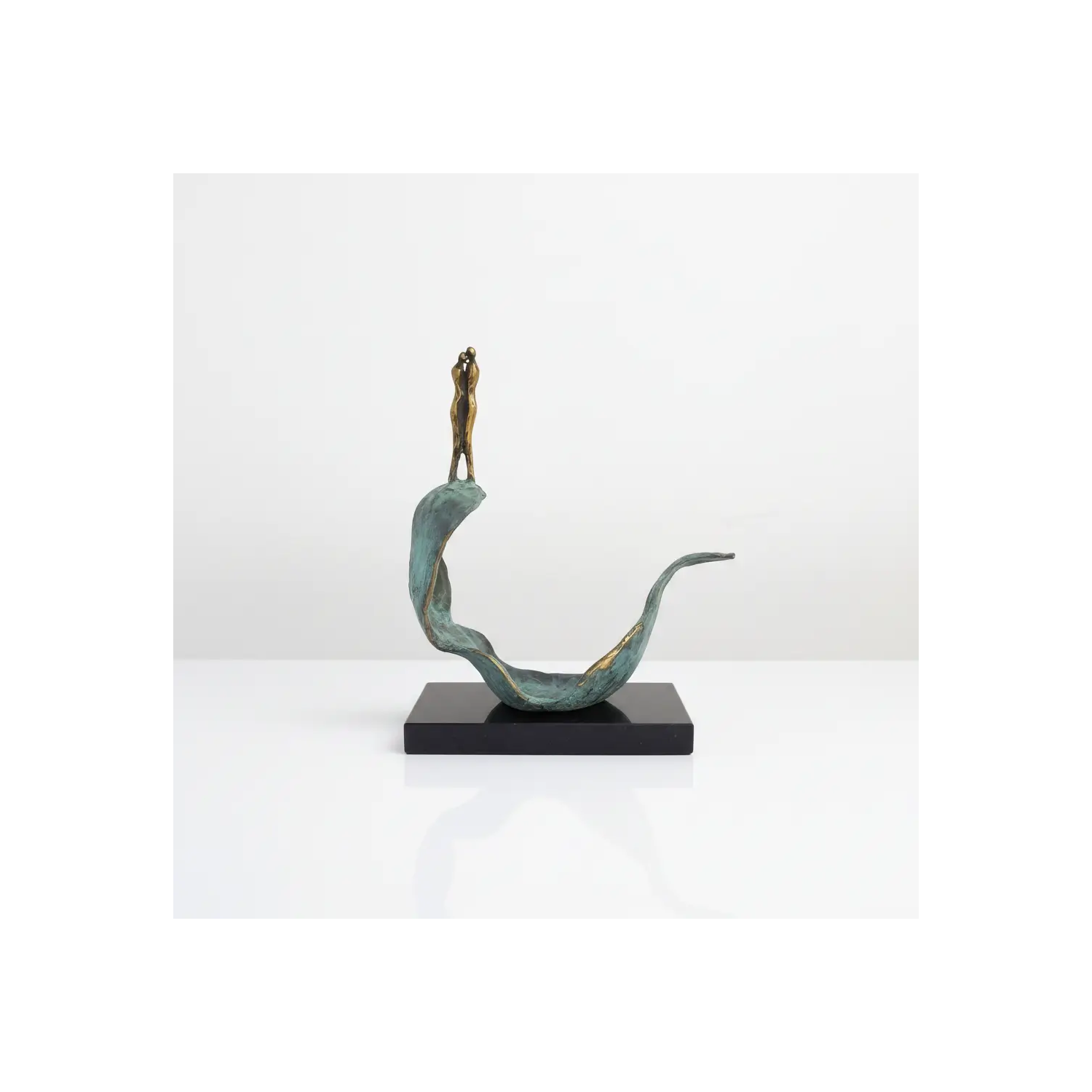 Statueta bronz masiv "Impreuna pe val"