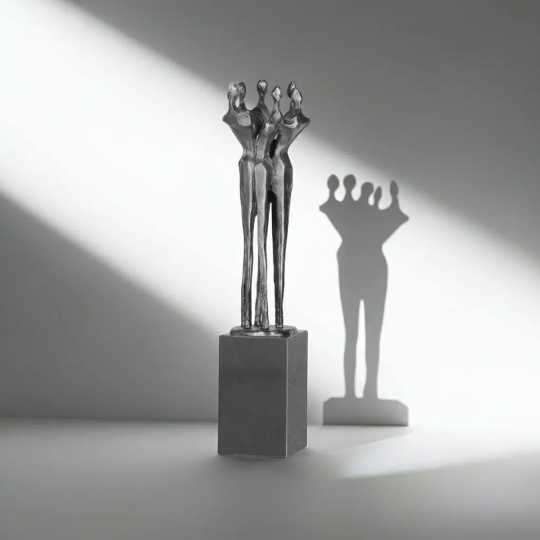 Statueta bronz "Umar langa umar suntem o forta"