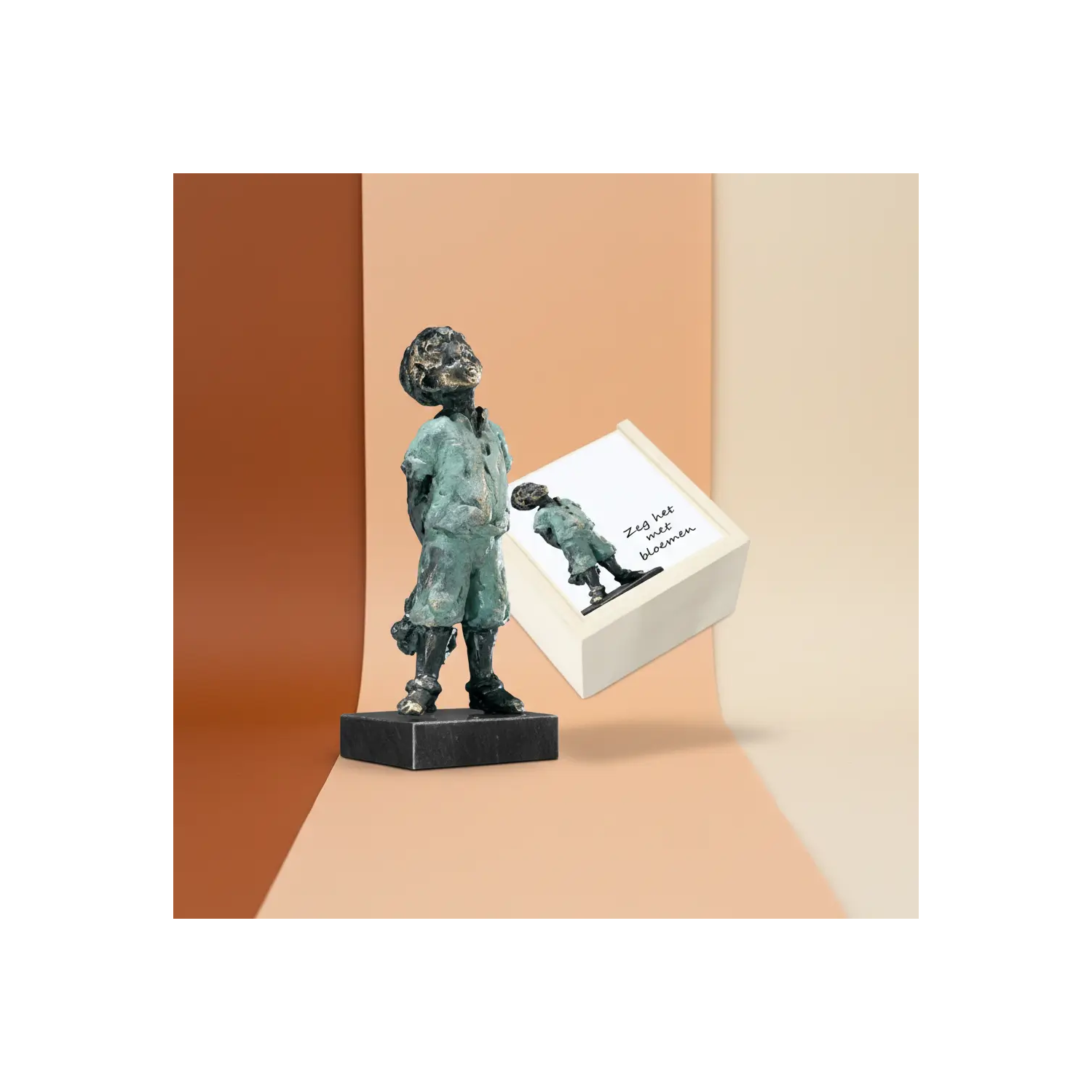 Statueta bronz "Baietel cu flori"