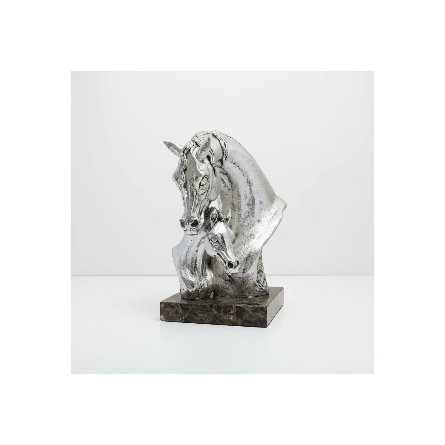 Statueta argintata ”Iapa cu manz”