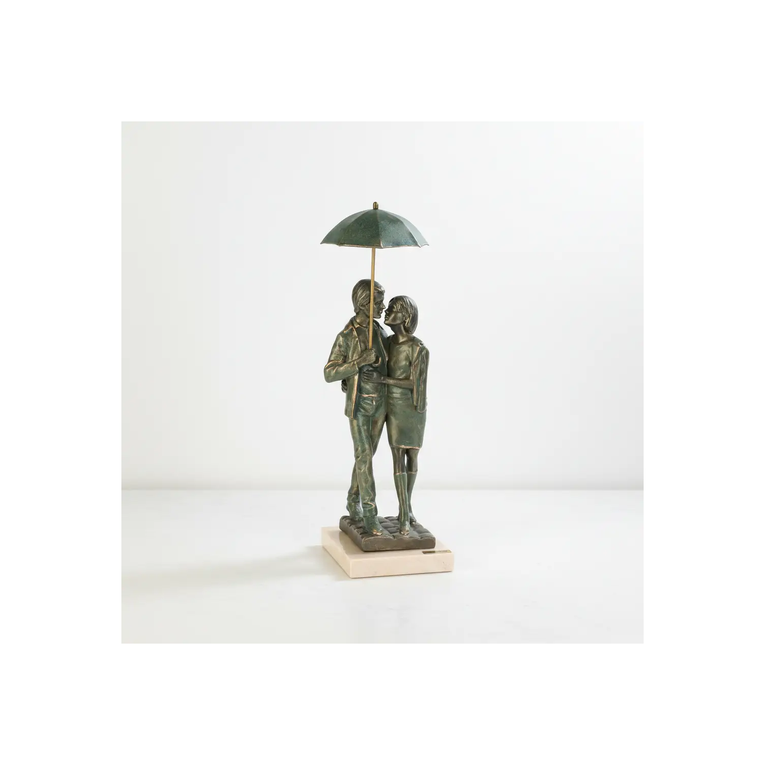 Statueta ”Noi doi si o umbrela”