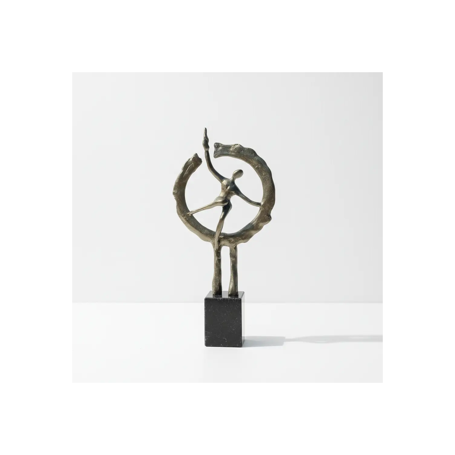 Statueta bronz "Pas catre nou" S