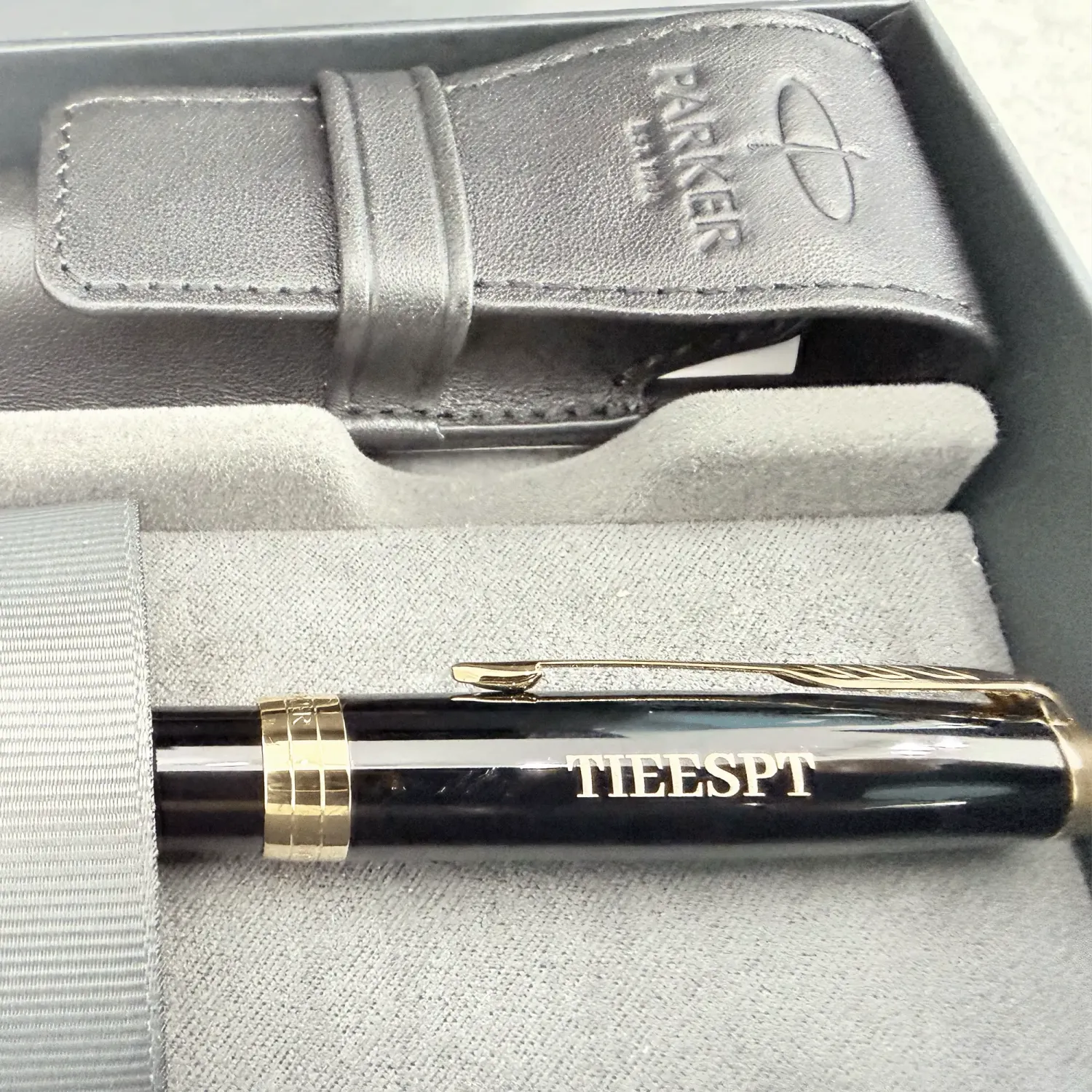 Set stilou Parker Sonnet Royal Executive 18k cu etui