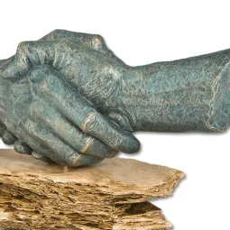 Statueta ”Strangere de mana”