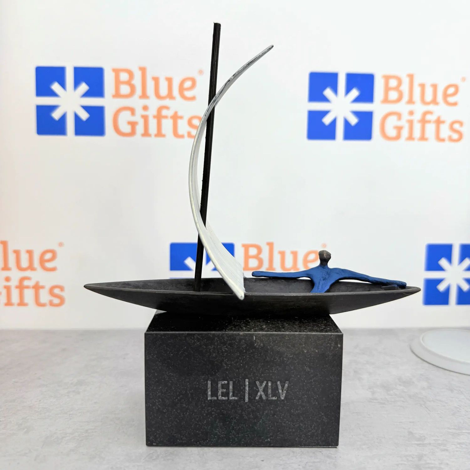 Statueta bronz "Inaintea vantului"