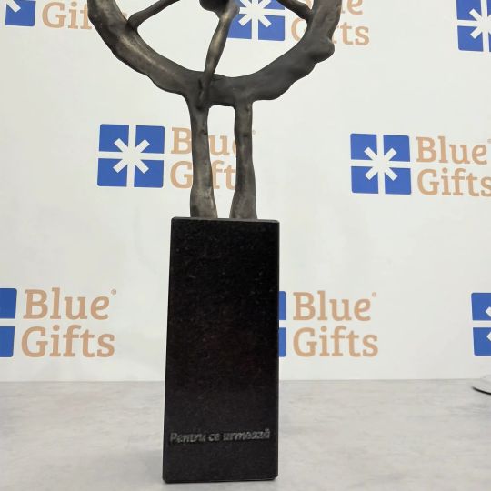 Statueta bronz "Pas catre nou" S