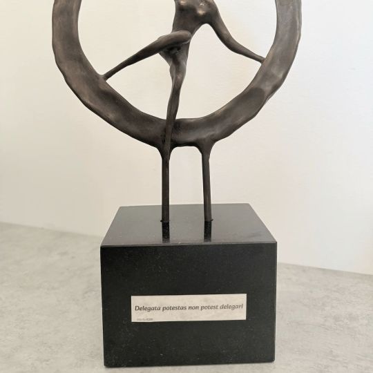 Statueta bronz masiv "Pas catre nou"