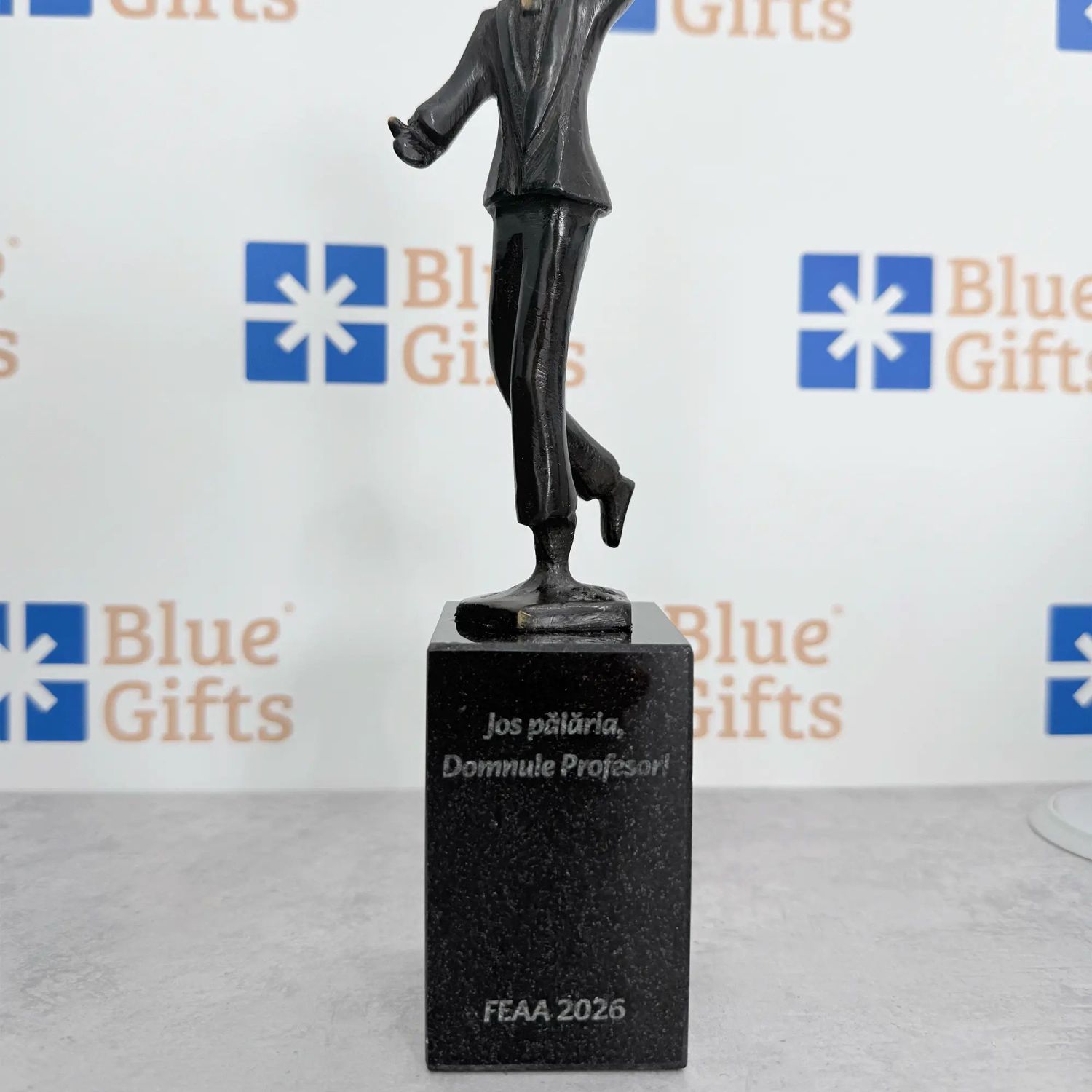 Statueta bronz "Jos palaria"