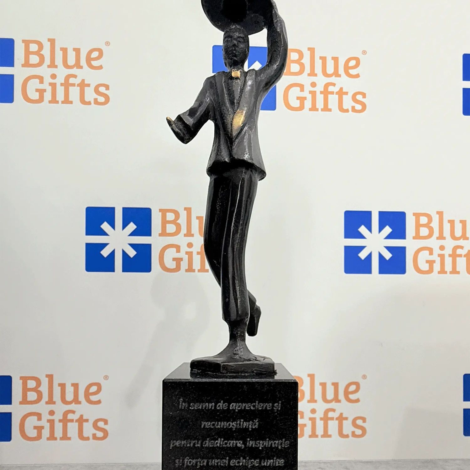 Statueta bronz "Jos palaria"