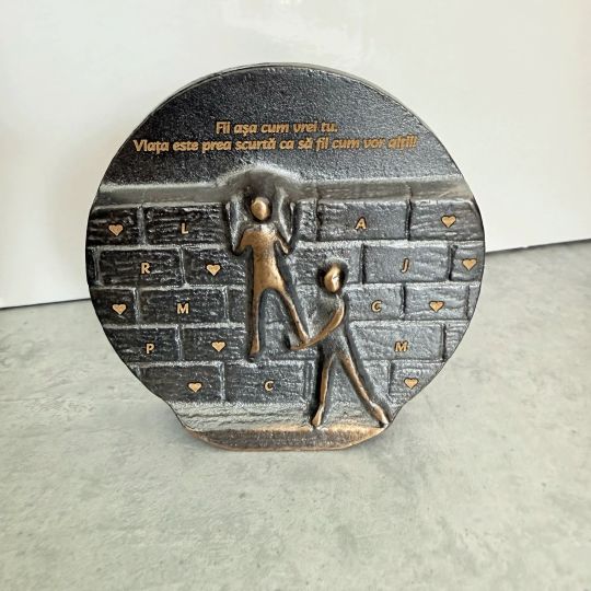 Relief bronz "Depasiti ziduri"