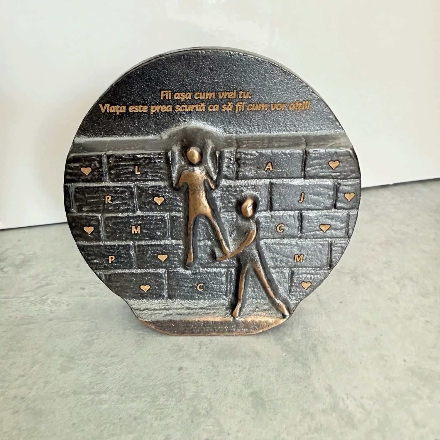 Relief bronz "Depasiti ziduri"
