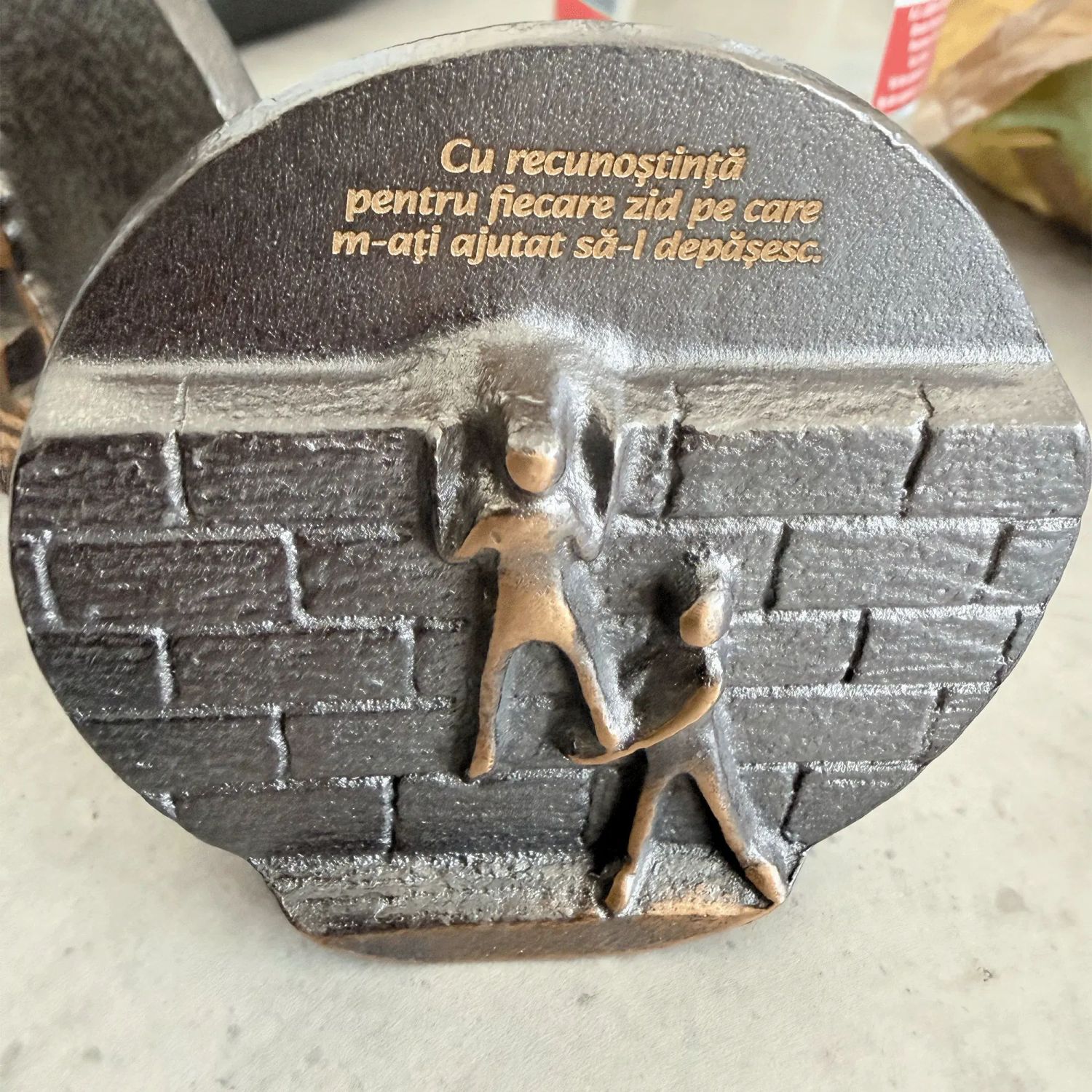 Relief bronz "Depasiti ziduri"