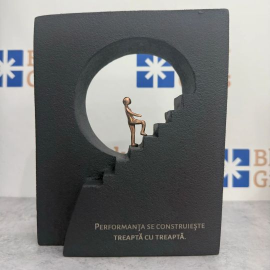 Statueta bronz "Pas cu pas"
