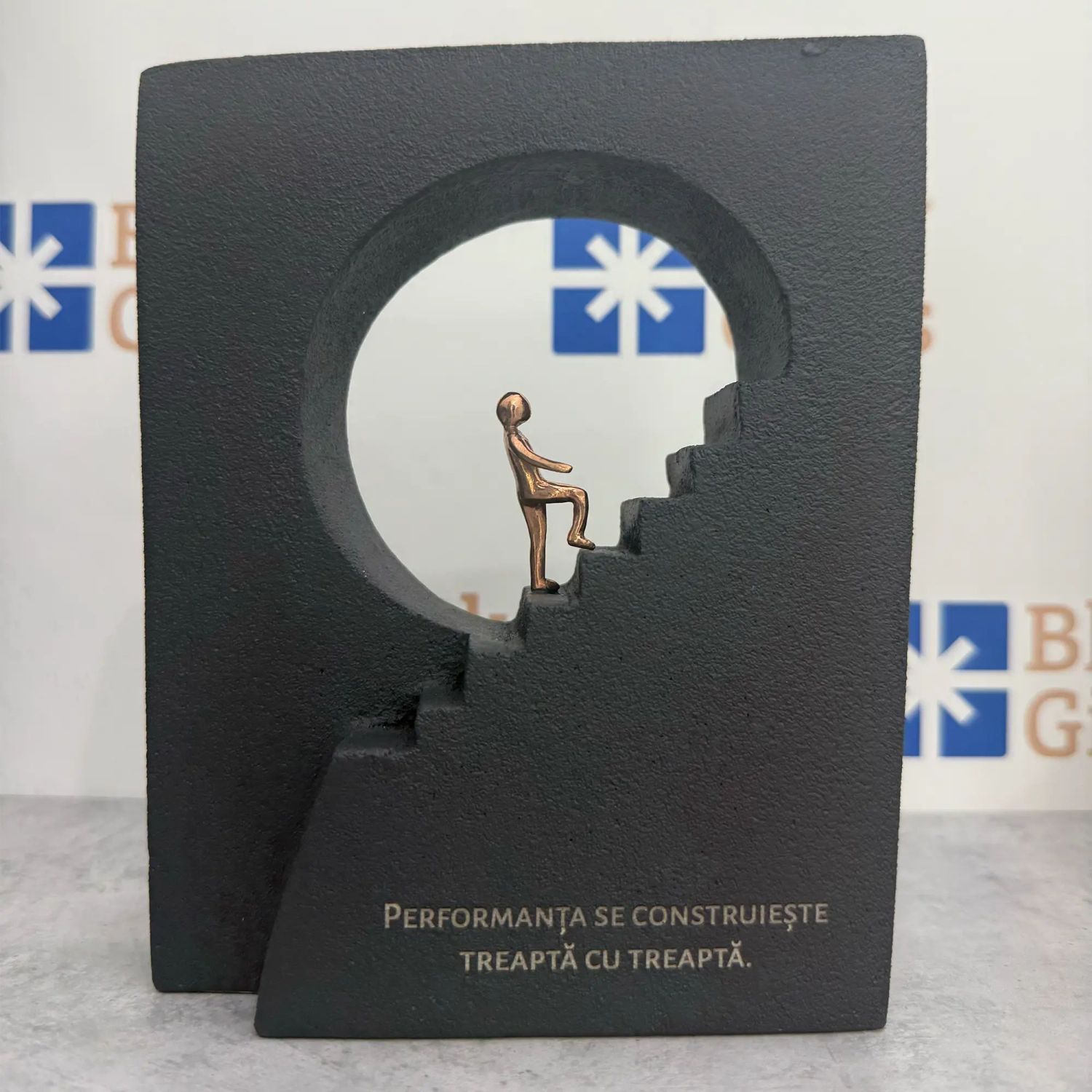 Statueta bronz "Pas cu pas"