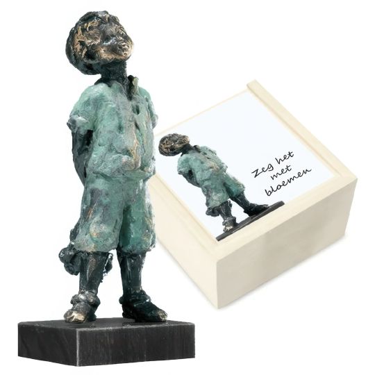 Statueta bronz "Baietel cu flori"