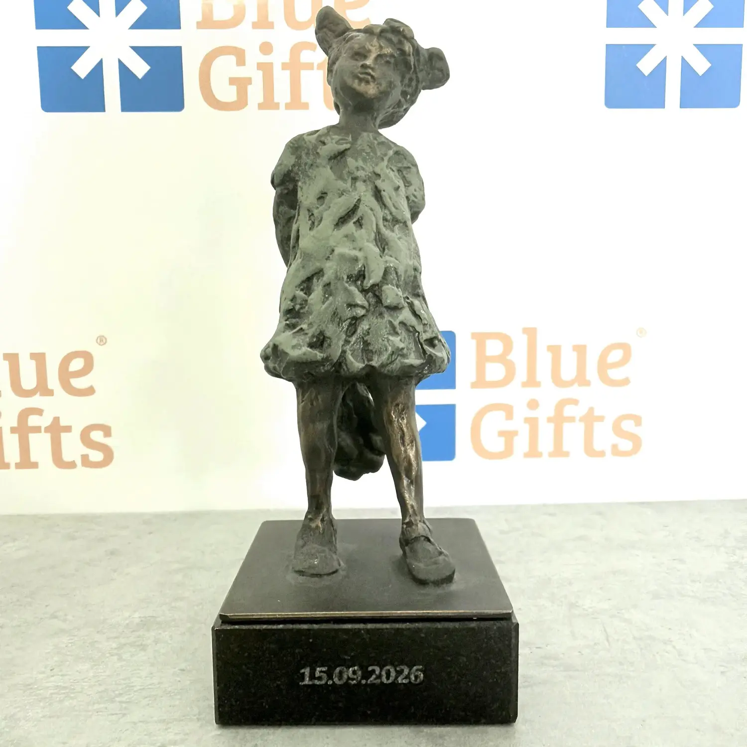 Statueta bronz "Fetita cu flori"