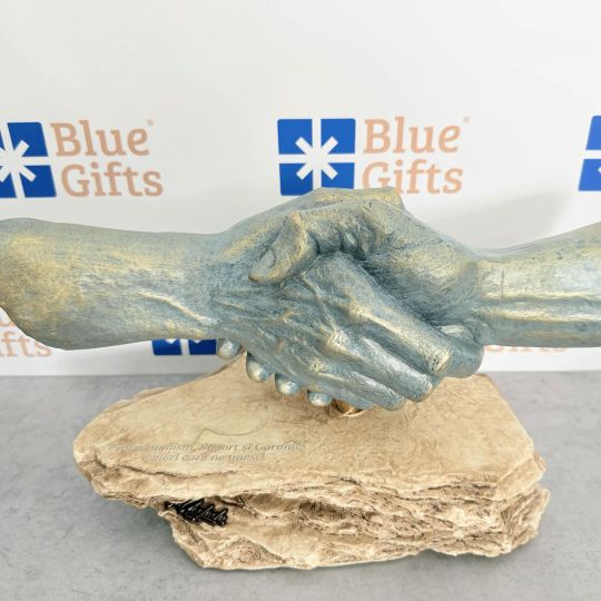 Statueta ”Strangere de mana”