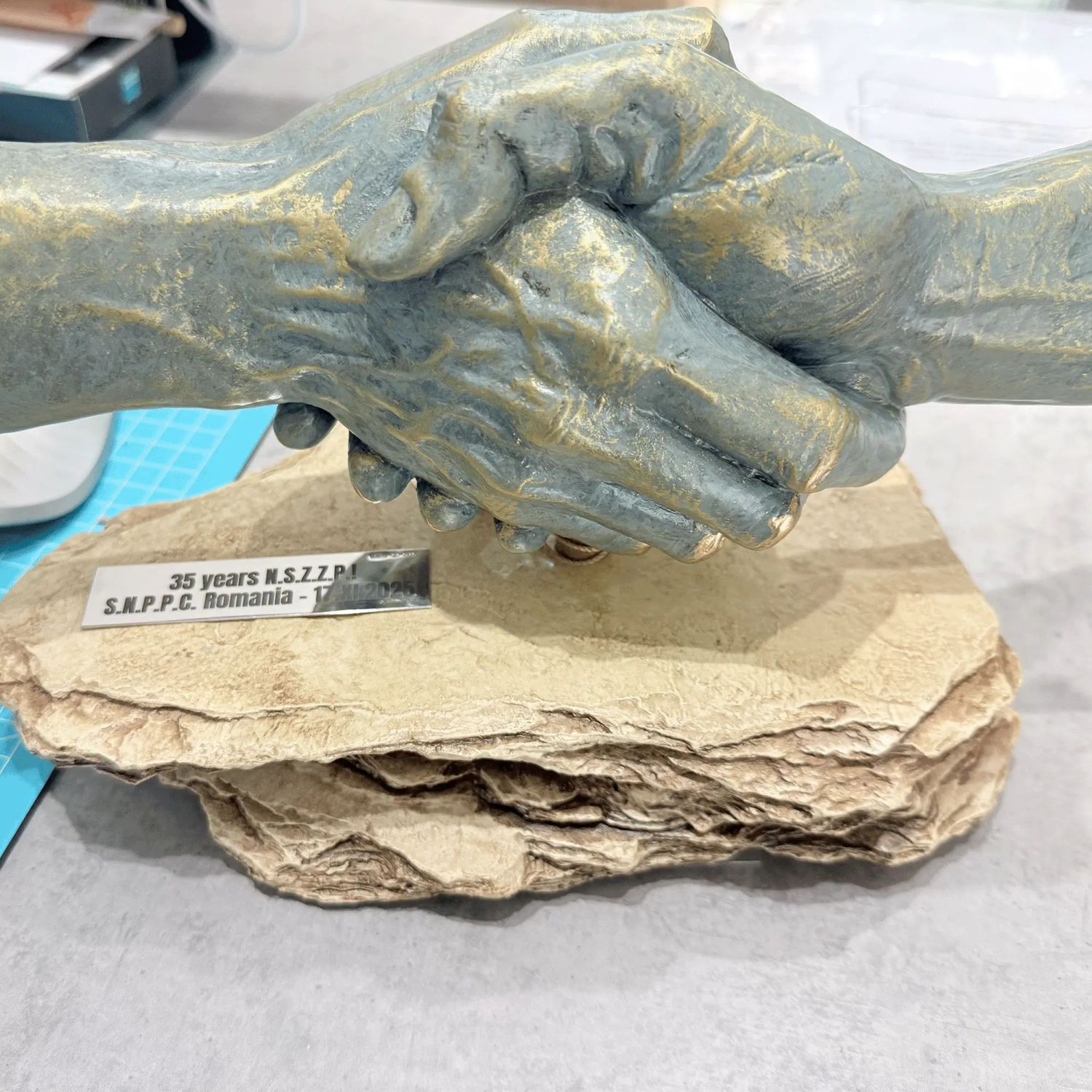 Statueta ”Strangere de mana”