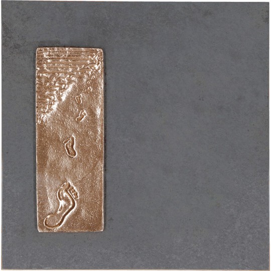 Placheta "Urme pe nisip", piatra si bronz masiv